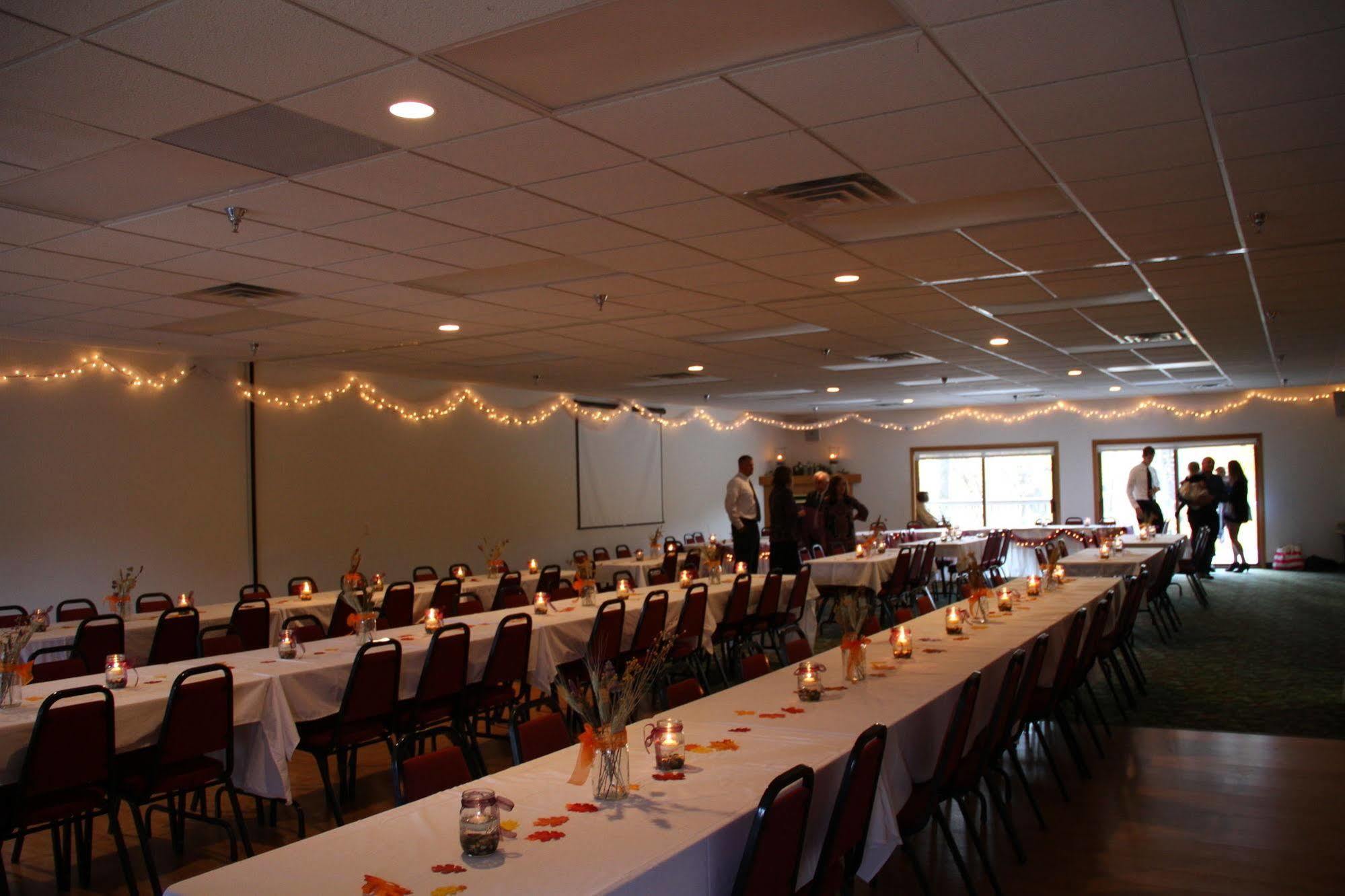 Mcquoid'S Inn And Event Center Isle Exterior photo